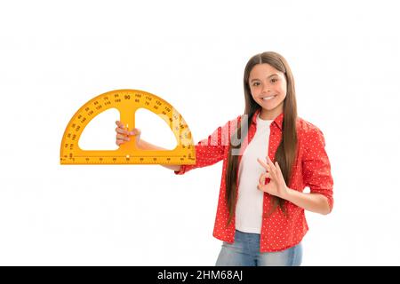 happy kid hold protractor étude trigonométrie à l'école isolé sur blanc montre ok geste, école Banque D'Images