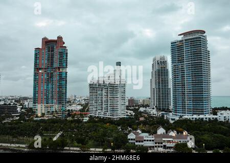 Immeubles en copropriété sur South Pointe Beach au port de Miami. Miami Beach, Floride, États-Unis. 9 janvier 2022. Banque D'Images