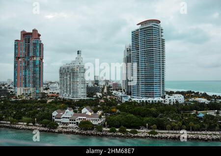 Immeubles en copropriété sur South Pointe Beach au port de Miami. Miami Beach, Floride, États-Unis. 9 janvier 2022. Banque D'Images