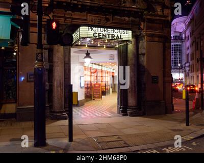 Londres, Grand Londres, Angleterre, janvier 4th 2022 : entrée du cinéma Picturehouse Central sur l'avenue Shaftesbury illuminée la nuit. Banque D'Images
