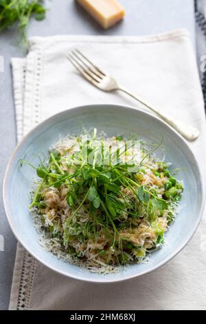 Risotto aux fèves, pois verts et pousses de pois Banque D'Images