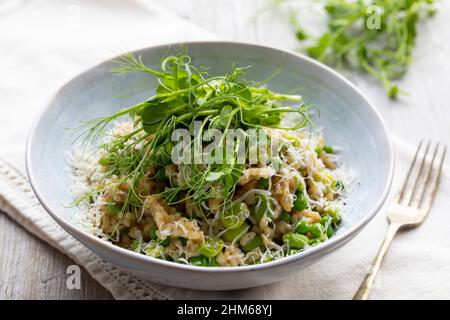 Risotto aux fèves, pois verts et pousses de pois Banque D'Images