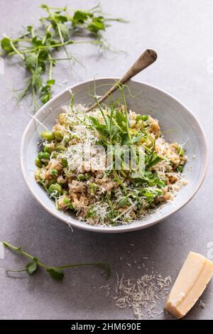 Risotto aux fèves, pois verts et pousses de pois Banque D'Images