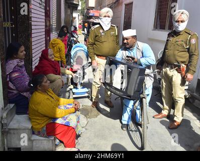 Amritsar, Inde.07th févr. 2022.AMRITSAR, INDE - FÉVRIER 7 : candidat indépendant de la circonscription d'Amritsar West Sham Lal Gandhi (C) est titulaire d'une télévision, son symbole électoral, lors de la campagne porte-à-porte pour les élections de l'Assemblée du Punjab le 7 février 2022 à Amritsar, en Inde.(Photo par Sameer Sehgal/Hindustan Times/Sipa USA) crédit: SIPA USA/Alay Live News Banque D'Images