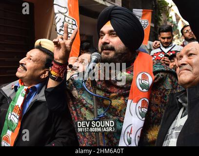 Amritsar, Inde.07th févr. 2022.AMRITSAR, INDE - FÉVRIER 7: Président du Congrès du Punjab Pradesh (PPCC) président et candidat du parti de la circonscription d'Amritsar East Navjot Singh Sidhu pendant la campagne porte-à-porte pour l'élection de l'assemblée du Punjab le 7 février 2022 à Amritsar, en Inde.(Photo par Sameer Sehgal/Hindustan Times/Sipa USA) crédit: SIPA USA/Alay Live News Banque D'Images