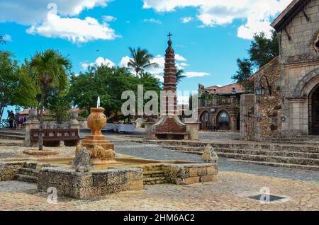 Église Saint-Stanislaus au village d'Altos de Chavón . Casa de Campo Resort et Villas, la Romana, République Dominicaine. 12 janvier 2022. Banque D'Images