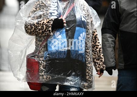 New York, États-Unis.07th févr. 2022.Les gens portent des foulards avec le logo NBC et olympique remis aux personnes qui ont visité le Today Show plaza à Rockefeller Plaza pour regarder les Jeux olympiques d'hiver de Beijing 2022 sur un grand écran installé à l'extérieur du NBC Studio 1A, New York, NY, le 7 février 2022.Les Jeux olympiques d'hiver de 2022 se tiennent à Beijing, en Chine, du 4th au 20th février et sont diffusés par bing sur le réseau NBC/Peacock.(Photo par Anthony Behar/Sipa USA) crédit: SIPA USA/Alay Live News Banque D'Images