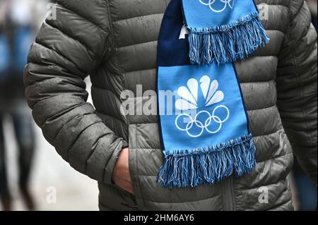 New York, États-Unis.07th févr. 2022.Les gens portent des foulards avec le logo NBC et olympique remis aux personnes qui ont visité le Today Show plaza à Rockefeller Plaza pour regarder les Jeux olympiques d'hiver de Beijing 2022 sur un grand écran installé à l'extérieur du NBC Studio 1A, New York, NY, le 7 février 2022.Les Jeux olympiques d'hiver de 2022 se tiennent à Beijing, en Chine, du 4th au 20th février et sont diffusés par bing sur le réseau NBC/Peacock.(Photo par Anthony Behar/Sipa USA) crédit: SIPA USA/Alay Live News Banque D'Images