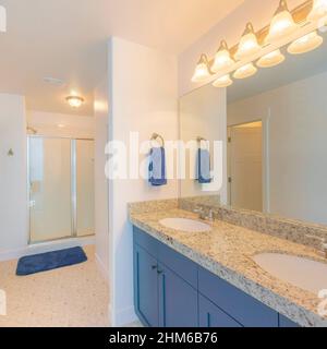 Chambre principale avec salle de bains carrée, tons violet et beige Banque D'Images