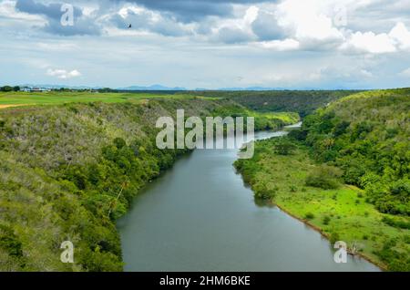 Casa de Campo Resort et Villas, la Romana, République Dominicaine. 12 janvier 2022. Rivière Chavon au village d'Altos de Chavón. Banque D'Images