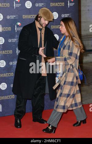 Rome, Italie.07th févr. 2022.Alessandro Borghi et Irene Forti assistent au tapis rouge du film Ghiaccio au cinéma Space Moderno.Crédit : SOPA Images Limited/Alamy Live News Banque D'Images