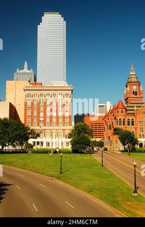 Dealy Plaza et Dallas Texas Skyline Banque D'Images