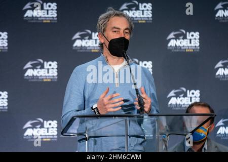 Kevin Demoff, Directeur de l'exploitation de Los Angeles Rams, s'exprime lors d'une conférence de presse de bienvenue du NFL Super Bowl LVI, le lundi 7 février 2022, à Los Ang Banque D'Images