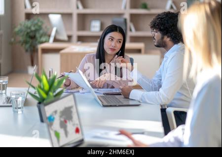 Collègues qui s'amusent après le travail et qui ont l'air heureux Banque D'Images