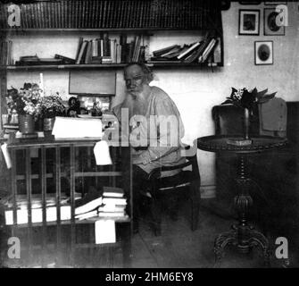 Tolstoï dans son étude en 1908, quand il avait 80 ans. Banque D'Images