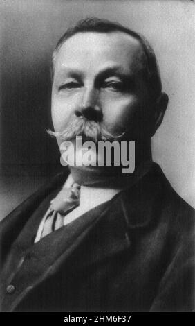 Un portrait de l'écrivain écossais Sir Arthur Conan Doyle, auteur des histoires de Sherlock Holmes, à partir de 1914 quand il avait 55 ans. Banque D'Images