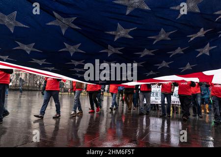 New York, États-Unis.07th févr. 2022.Des dizaines de manifestants portant des drapeaux américains et canadiens font la brave pluie sur le pont de Brooklyn march et se rassemblent à l'hôtel de ville contre le mandat de vaccination à New York le 7 février 2022.Les employés de la ville ont été informés que tous les sujets non entièrement vaccinés seront mis fin en février 11.Les manifestants ont été rejoints par des membres du New York Freedom Rally.Beaucoup portaient des drapeaux américains ainsi que des drapeaux canadiens pour appuyer les camionneurs qui ont protesté de la même façon dans la capitale du Canada, Ottawa.(Photo de Lev Radin/Sipa USA) crédit: SIPA USA/Alay Live News Banque D'Images