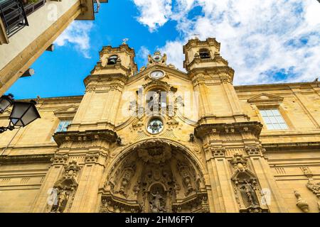 Basilique Santa Maria del Coro à San Sebastian (Donostia) dans une belle journée d'été, Espagne Banque D'Images