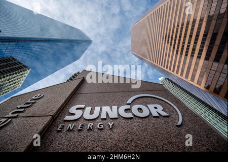 Calgary, Albert a - 6 février 2022 : panneau pour Suncor Energy au centre-ville de Calgary. Banque D'Images