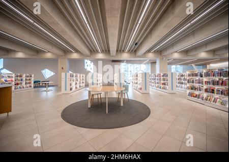 Calgary (Alberta) - le 6 février 2022 : intérieur de la succursale centrale de la bibliothèque publique de Calgary. La bibliothèque a ouvert ses portes en novembre 2018 et a été d Banque D'Images