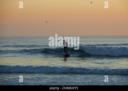Matosinhos, Portugal. 07th févr. 2022. Le surfeur fait une vague sur la plage de Matosinhos. Les gens surfent sur la plage de Matosinhos pendant la pandémie de Covid-19. Crédit : SOPA Images Limited/Alamy Live News Banque D'Images