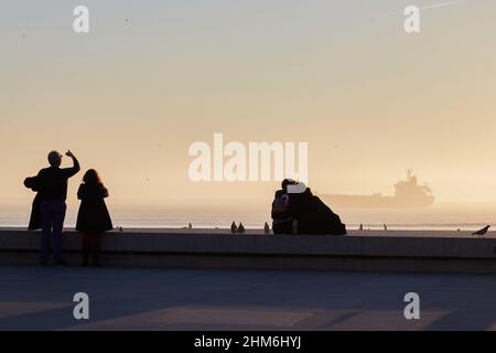 Matosinhos, Portugal. 07th févr. 2022. Les gens apprécient le coucher du soleil sur la plage de Matosinhos. Crédit : SOPA Images Limited/Alamy Live News Banque D'Images