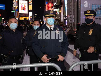 NEW YORK, New York – le 1 janvier 2021 : des policiers de la ville de New York sont vus à Times Square lors d’un nouvel an. Banque D'Images