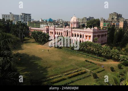 Dhaka, Bangladesh. 02nd févr. 2022. (NOTE DE LA RÉDACTION: Image prise avec drone) Une vue du palais rose qui a été construit à l'origine par Nawab Sir Abdul Gani en 1872, et a été reconstruit après la tornade de 1888. Lord Curzon a séjourné ici comme invité du fils du Nawab après la partition du Bengale. Crédit : SOPA Images Limited/Alamy Live News Banque D'Images