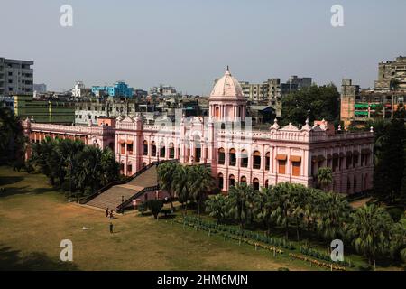 Dhaka, Bangladesh. 02nd févr. 2022. (NOTE DE LA RÉDACTION: Image prise avec drone) Une vue du palais rose qui a été construit à l'origine par Nawab Sir Abdul Gani en 1872, et a été reconstruit après la tornade de 1888. Lord Curzon a séjourné ici comme invité du fils du Nawab après la partition du Bengale. Crédit : SOPA Images Limited/Alamy Live News Banque D'Images