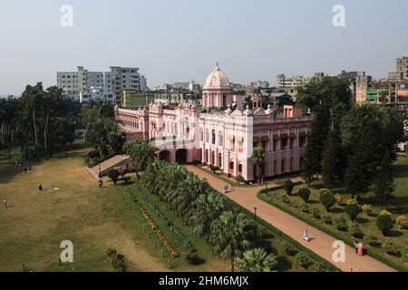 Dhaka, Bangladesh. 02nd févr. 2022. (NOTE DE LA RÉDACTION: Image prise avec drone) Une vue du palais rose qui a été construit à l'origine par Nawab Sir Abdul Gani en 1872, et a été reconstruit après la tornade de 1888. Lord Curzon a séjourné ici comme invité du fils du Nawab après la partition du Bengale. Crédit : SOPA Images Limited/Alamy Live News Banque D'Images