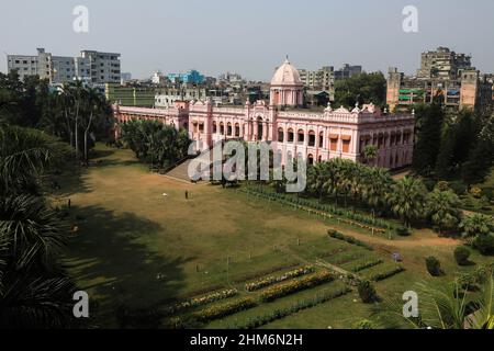 Dhaka, Bangladesh. 02nd févr. 2022. (NOTE DE LA RÉDACTION: Image prise avec drone) Une vue du palais rose qui a été construit à l'origine par Nawab Sir Abdul Gani en 1872, et a été reconstruit après la tornade de 1888. Lord Curzon a séjourné ici comme invité du fils du Nawab après la partition du Bengale. (Photo de MD Manik/SOPA Images/Sipa USA) crédit: SIPA USA/Alay Live News Banque D'Images