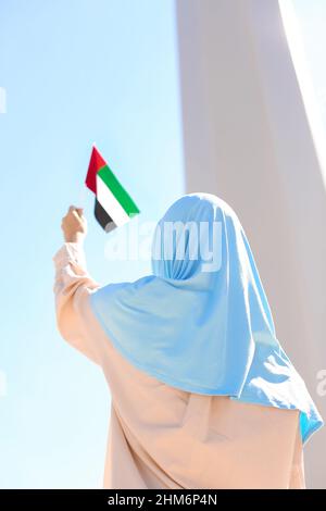 Belle femme musulmane avec drapeau des eau à l'extérieur Banque D'Images