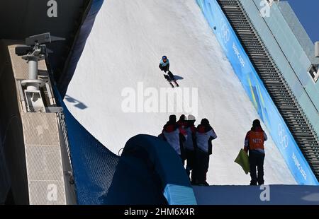 Pékin, Chine. 8th févr. 2022. Gu Lailing of China est en compétition lors de la finale féminine de grand air freeski à Big Air Shougang à Beijing, capitale de la Chine, le 8 février 2022. Credit: Li He/Xinhua/Alay Live News Banque D'Images