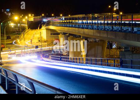 Potsdam, Allemagne. 07th févr. 2022. Les voitures se conduisent sur et jusqu'au pont routier surélevé L40/Nuthestraße (longue exposition). Le travail de démantèlement d'un étayage en acier sous le pont prend plusieurs jours et a toujours lieu la nuit. Par conséquent, Friedrich-List-Strasse doit être complètement fermé de 07,02. À 10.02.2022 dans chaque cas, de 20:00 à 05:00. La circulation sur le pont continuera comme avant. Credit: Soeren Stache/dpa-Zentralbild/ZB/dpa/Alay Live News Banque D'Images