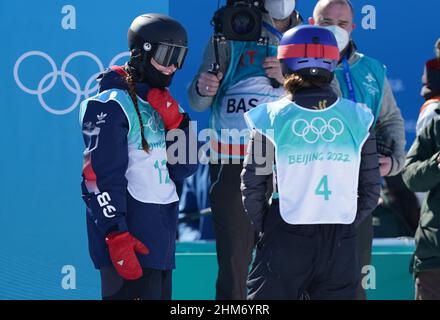 Kirsty Muir en Grande-Bretagne (à gauche) avec Eileen Gu en difficulté en Chine après la finale du Freeski Big Air féminin le quatrième jour des Jeux Olympiques d'hiver de Beijing 2022 au Big Air Shougang en Chine. Date de la photo: Mardi 8 février 2022. Banque D'Images