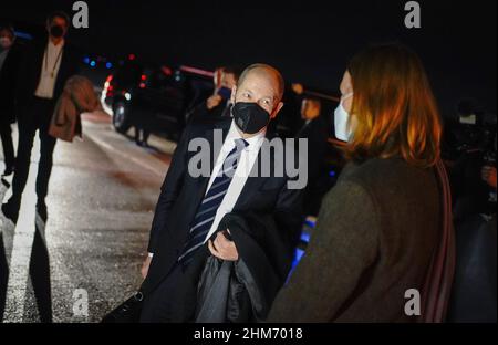 Washington, États-Unis. 08th févr. 2022. Le chancelier allemand OLAF Scholz (SPD) remonte la passerelle jusqu'à l'Airbus A340 de la Force aérienne à l'aéroport de Washington après sa visite inaugurale au président américain. Scholz revient à Berlin cette nuit-là. Credit: Kay Nietfeld/dpa/Alay Live News Banque D'Images