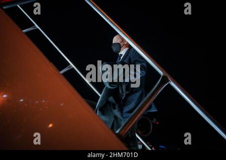 Washington, États-Unis. 08th févr. 2022. Le chancelier allemand OLAF Scholz (SPD) remonte la passerelle jusqu'à l'Airbus A340 de la Force aérienne à l'aéroport de Washington après sa visite inaugurale au président américain. Scholz revient à Berlin cette nuit-là. Credit: Kay Nietfeld/dpa/Alay Live News Banque D'Images