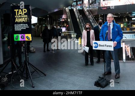 Janno Lieber, président et chef de la direction de MTA, rejoint Sarah Meyer, directrice de la clientèle de MTA, lors de l'annonce à la station de métro Fulton Street. Janno Lieber, président et chef de la direction de MTA, a annoncé un programme de tarifs pilotes pour encourager les New-Yorkais à reprendre des trajets dans les métros, les bus et les trains, et à réduire le coût des déplacements quotidiens. Le tarif sera plus abordable et plus équitable pour tous, en particulier pour ceux qui ont un faible revenu. Le nouveau tarif créera effectivement une semaine de trajets illimités pour les personnes utilisant le métro et les bus et apportera des tarifs réduits pour ceux qui utilisaient des trains de banlieue. La publicité de ce programme est vue Banque D'Images