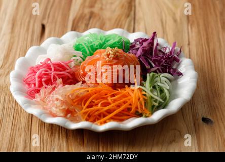 Salmon Yee a chanté ou Yusheng Yu Sheng, un plat chinois de la fête du nouvel an Prosperity Toss Banque D'Images