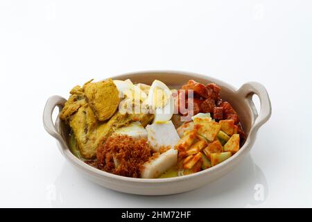 Lontong Cap Go meh, indonésien Lontong Sayur avec influence Peranakan chinoise. Isolé sur la table blanche Banque D'Images