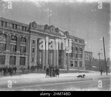 Photographie d'époque en noir et blanc, environ 1911 personnes se tenant devant la gare ferroviaire canadienne du Pacifique du CP avec de la neige en hiver, Vancouver (Colombie-Britannique), Canada Banque D'Images