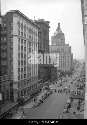 Photographie vintage noir et blanc ca. 1946 en regardant vers l'ouest le long de la rue Georgia, où se trouvent des piétons, des voitures et des bâtiments, y compris l'hôtel Vancouver, Vancouver, Colombie-Britannique, Canada Banque D'Images