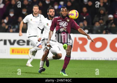 Salerno, Italie. 7th févr. 2022. Lassana Coulibaly (USA Salernitana 1919) e Daniele Verde ( Spezia Calcio ) rivalisent pour le ballon la série A entre les Etats-Unis. Salernitana 1919 - AC Spezia et au Stadio Arechi score final: 2-2 (Credit image: © Agostino Gemito/Pacific Press via ZUMA Press Wire) Banque D'Images