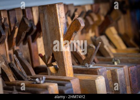 Klein Rogan, Allemagne. 07th févr. 2022. Les outils utilisés par les ébénistes sont exposés dans le musée de planification de Winfried Krüger. Cet ébéniste de 69 ans a rassemblé plus de 1 600 avions de différents types au cours des dernières décennies. Maintenant, le collectionneur est à la recherche de musées ou de parties intéressées qui prendront en charge sa collection d'avions de trois siècles. Credit: Jens Büttner/dpa-Zentralbild/dpa/Alay Live News Banque D'Images