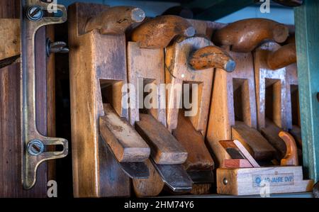 Klein Rogan, Allemagne. 07th févr. 2022. Les outils utilisés par les ébénistes sont exposés dans le musée de planification de Winfried Krüger. Cet ébéniste de 69 ans a rassemblé plus de 1 600 avions de différents types au cours des dernières décennies. Maintenant, le collectionneur est à la recherche de musées ou de parties intéressées qui prendront en charge sa collection d'avions de trois siècles. Credit: Jens Büttner/dpa-Zentralbild/dpa/Alay Live News Banque D'Images