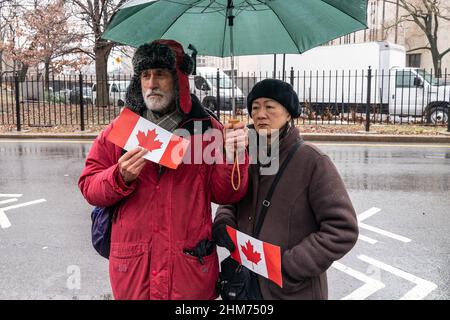 New York, New York, États-Unis. 7th févr. 2022. Des dizaines de manifestants portant des drapeaux américains et canadiens font braver la pluie sur le pont de Brooklyn march et se rassemblent à l'hôtel de ville contre le mandat de vaccination. Les employés de la ville ont été informés que tous les sujets non entièrement vaccinés seront mis fin en février 11. Les manifestants ont été rejoints par des membres du New York Freedom Rally. Crédit : ZUMA Press, Inc./Alay Live News Banque D'Images