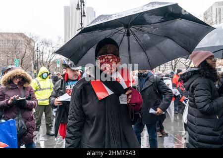 New York, New York, États-Unis. 7th févr. 2022. Des dizaines de manifestants portant des drapeaux américains et canadiens font braver la pluie sur le pont de Brooklyn march et se rassemblent à l'hôtel de ville contre le mandat de vaccination. Les employés de la ville ont été informés que tous les sujets non entièrement vaccinés seront mis fin en février 11. Les manifestants ont été rejoints par des membres du New York Freedom Rally. Crédit : ZUMA Press, Inc./Alay Live News Banque D'Images