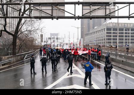 New York, New York, États-Unis. 7th févr. 2022. Des dizaines de manifestants portant des drapeaux américains et canadiens font braver la pluie sur le pont de Brooklyn march et se rassemblent à l'hôtel de ville contre le mandat de vaccination. Les employés de la ville ont été informés que tous les sujets non entièrement vaccinés seront mis fin en février 11. Les manifestants ont été rejoints par des membres du New York Freedom Rally. Crédit : ZUMA Press, Inc./Alay Live News Banque D'Images