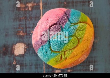 Rainbow Concha avec un coeur. Pain sucré mexicain avec dessus arc-en-ciel. Banque D'Images