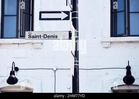 Le poste de signalisation de la rue Saint Denis à Montréal Québec Canada. La rue Saint-denis est un centre d'attractions touristiques connu sous le nom de coeur de Montréal. Banque D'Images